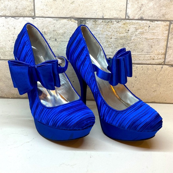 Qupid Silk Platform Heels - Picture 2 of 10